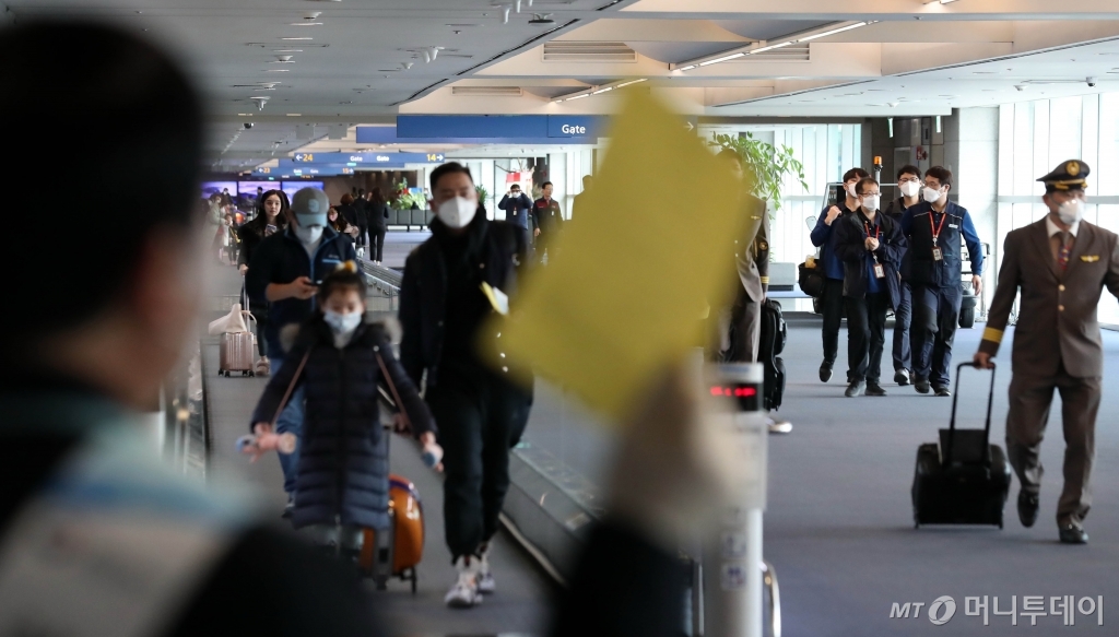 신종 코로나바이러스 감염증인 '우한 폐렴'이 전세계적으로 확산되고 있는 가운데 28일 인천국제공항 입국장에서 검역 관계자들이 중국발 항공기 이용객들을 대상으로 건강상태질문서 제출을 안내하고 있다. /사진=이기범 기자