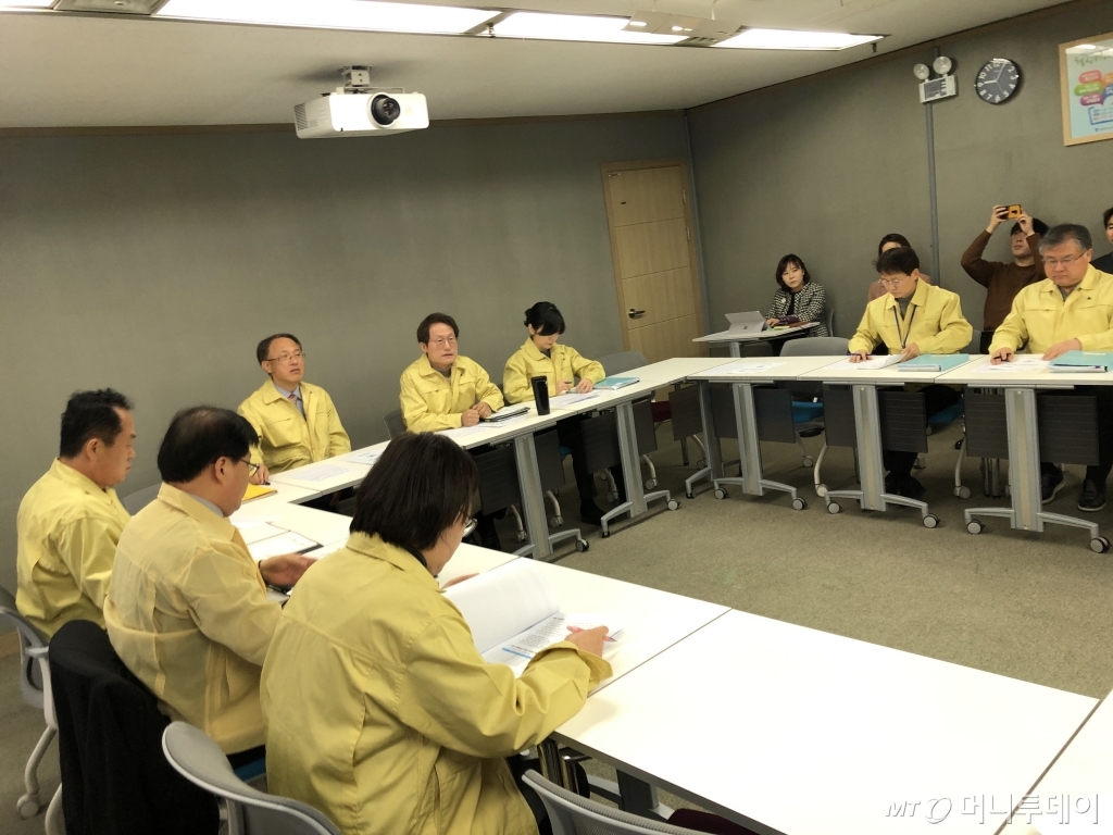 조희연 서울시교육감이 28일 서울시교육청 간부들과 신종 코로나바이러스 관련 대책회의를 하고 있다./사진=조해람 기자