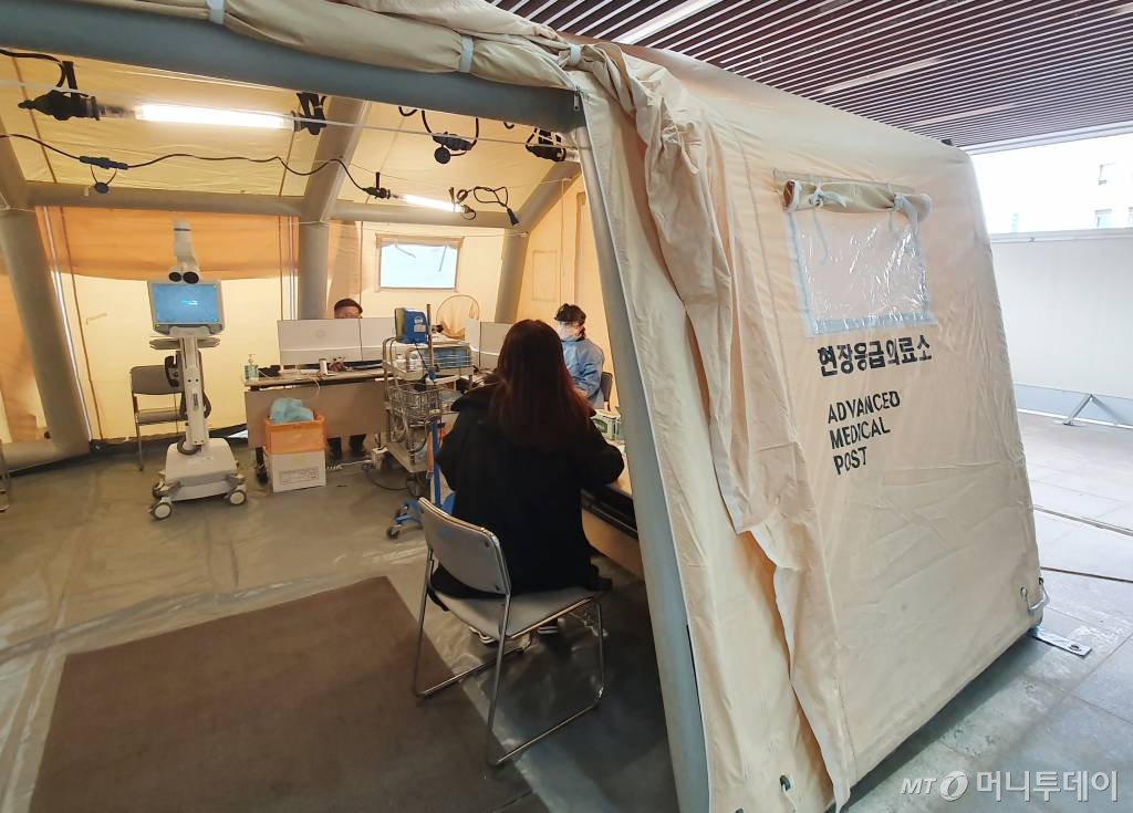 중국에서 시작된 신종 코로나바이러스(우한 폐렴) 공포가 확산되고 있는 28일 경기 고양시 덕양구 명지병원에 신종 코로나 바이러스 감염대응을 위한 선별진료소가 운영되고 있다. / 사진=강민석 기자 msphoto94@