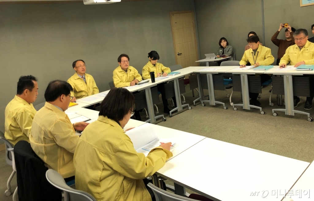 조희연 서울시교육감이 28일 서울시교육청 간부들과 신종 코로나바이러스 관련 대책회의를 하고 있다./사진=조해람 기자