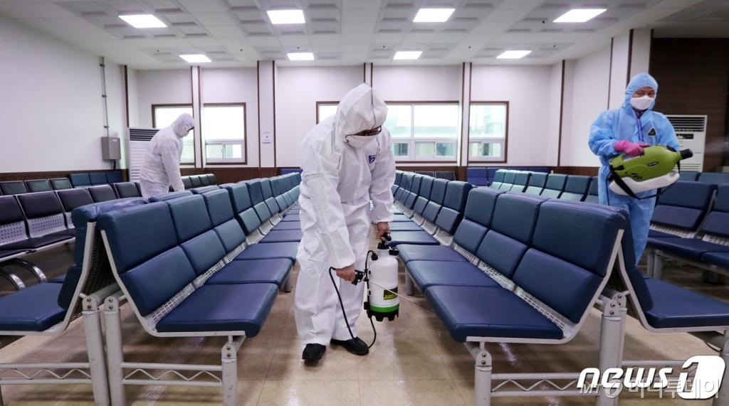 (세종=뉴스1) 장수영 기자 = 정은경 질병관리본부장이 28일 정부세종청사 보건복지부 브리핑실에서 중국 신종 코로나바이러스 관련 브리핑 중 '눈을 통한 감염은 비말이 2m 날아가서 손에 묻은 경우 눈을 비빌 때 바이러스가 점막을 통해 침투하는 경우'라고 설명하고 있다.   질본은 최근 14일내 중국 우한으로부터의 입국자 전수조사를 실시하고 무증상기에 입국한 후 지역사회에서 발생하는 환자를 조기 조치하기 위한 지자체별 선별진료소를 추가 확대한다고 밝혔다. 2020.1.28/뉴스1   <저작권자 © 뉴스1코리아, 무단전재 및 재배포 금지>