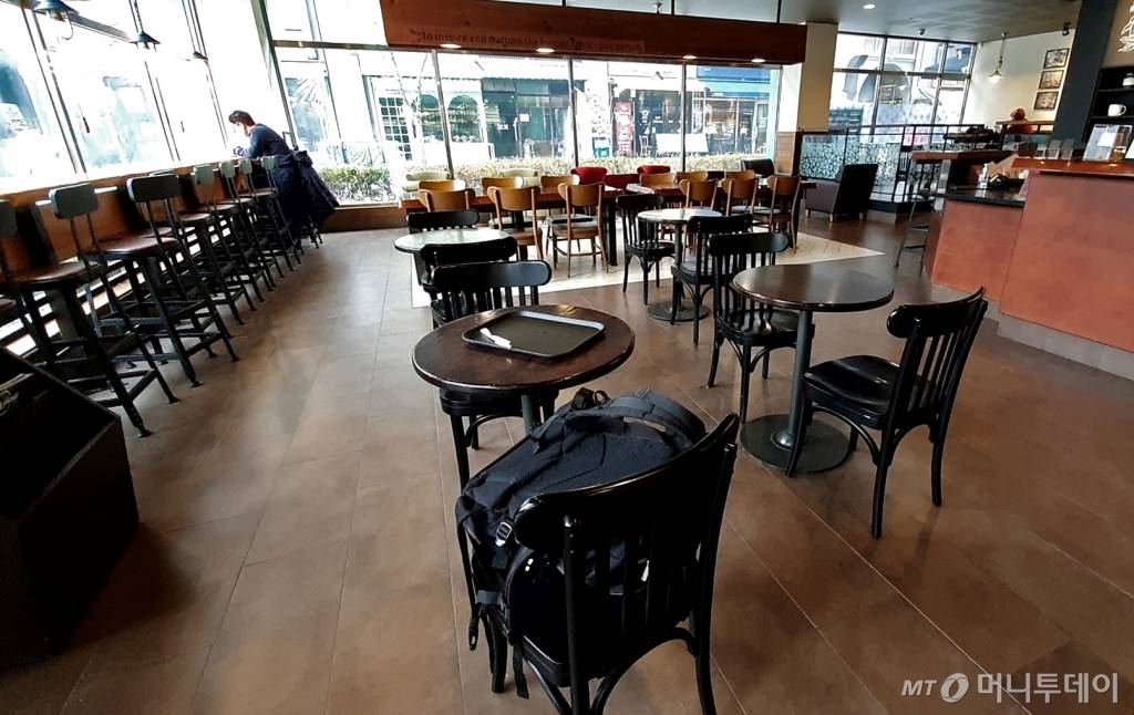 중국에서 시작된 신종 코로나바이러스(우한 폐렴) 공포가 확산되고 있는 28일 세번째 확진자가 격리 치료 중인 경기 고양시 덕양구 명지병원에 신종 코로나 바이러스 감염대응을 위한 선별진료소 안내문구가 붙어있다. /사진=강민석 기자