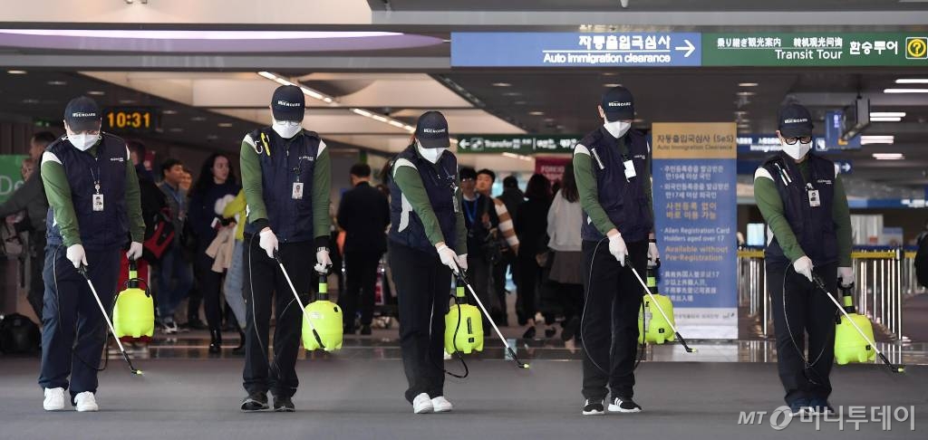 지난 21일 오전 인천국제공항 입국장에서 시설환경팀 관계자들이 호흡기 전염병 예방을 위한 방역 작업을 하는 모습. /사진=이기범 기자