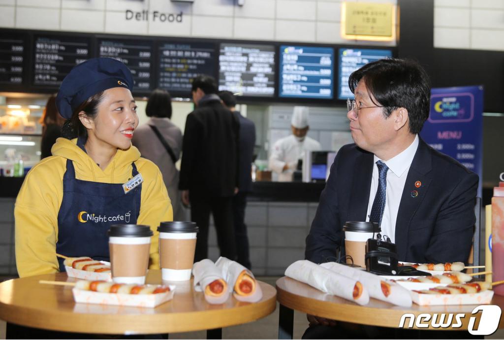 성윤모 산업통상자원부 장관이 12일 오후 규제 샌드박스 대표 승인 과제 현장인 서울 만남의 광장 휴게소(부산방향)를 방문해 관계자와 대화를 나누고 있다. (산업통상자원부 제공)2019.11.12/사진=뉴스1