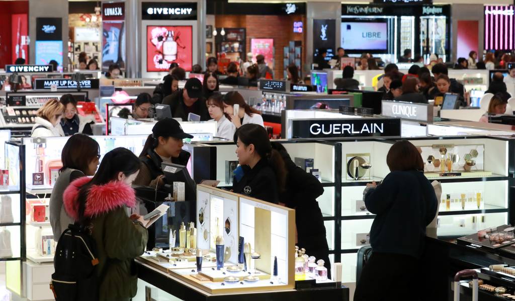 중국 선양 건강식품·보조기구 제조회사인 이융탕(溢涌堂) 임직원 및 관광객들이 10일 오후 서울 용산구 신라아이파크면세점을 찾아 쇼핑을 하고 있다. 이융탕 임직원 5000명이 지난 7일부터 5박 6일간 인센티브 관광을 왔으며 단체 관광객 규모로는 한한령이 시작된 2017년 이후 단일 규모로는 최대이다. 2020.01.10.  뉴시스