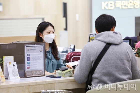 KB국민은행 국내 한 지점에서 직원들이 마스크를 착용하고 고객 응대를 하고 있다./사진제공=KB국민은행