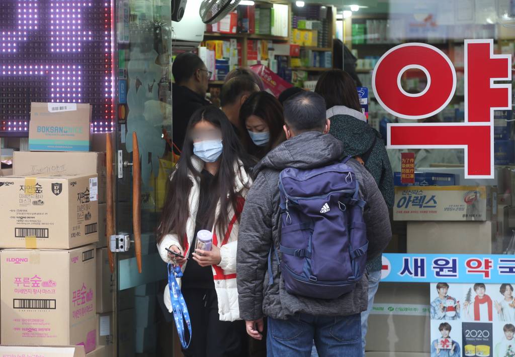 중국에서 시작된 신종 코로나바이러스 공포가 계속되고 있는 29일 오전 서울 중구 명동의 한 약국에 방역마스크를 사기 위한 관광객들이 줄을 서 있다. / 사진=강민석 인턴기자