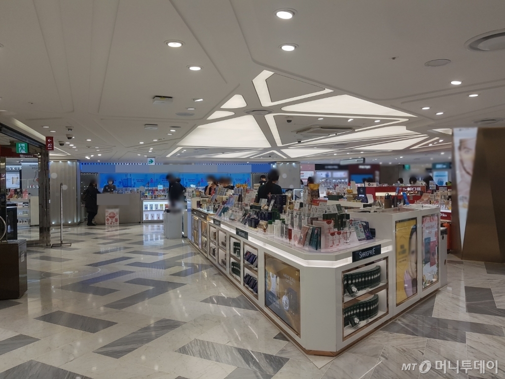 29일 오전 11시 서울 을지로 롯데면세점 명동본점엔 긴장감이 감돌았다. 신종 코로나바이러스 감염증 확산을 우려해 전 직원들은 마스크를 착용하고 있었다. /사진=이재은 기자