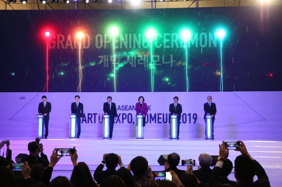 박영선 중소벤처기업부 장관이 25일 부산 벡스코에서 개최된 '한-아세안 스타트업 엑스포, 컴업(ComeUp)'에서 개막식 세레모니를 하고 있다. (왼쪽부터 이혁 한아세안센터 사무총장, 김순철 대중소농어업협력재단 이사장, 쑤빗 메씬시 고등교육과학혁신연구부 장관, 박영선 중소벤처기업부 장관, 이상직 중소벤처기업진흥공단 이사장, 배동현 아모레퍼시픽그룹 대표이사 사장)/사진제공=중소벤처기업부