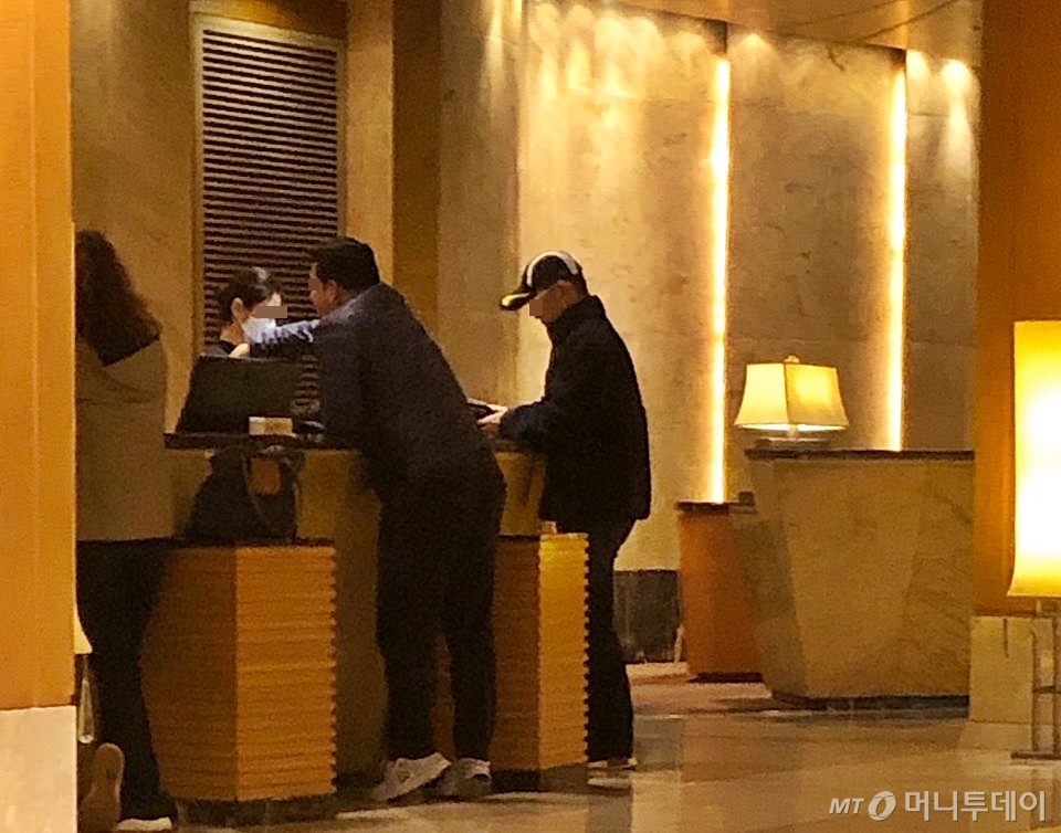 29일 서울 소공동 롯데호텔에선 신종 코로나 바이러스 감염증(우한폐렴) 예방을 위해 직원들이 마스크를 착용하고 근무하고 있다. /사진=유승목 기자