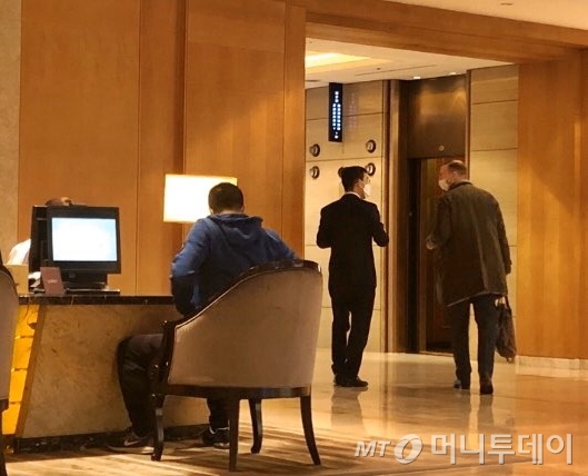 신종 코로나 바이러스(우한폐렴)이 확산하고 국내 특급호텔들이 대응체계를 강화하고 있다. 사진은 롯데호텔 직원과 외국인 방문객이 마스크를 쓴 채 대화하는 모습. /사진=유승목 기자