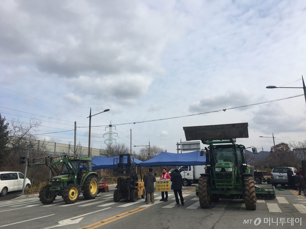 29일 오후 중국 우한시에서 국내로 긴급 송환하는 교민들의 격리 시설로 알려진 충남 아산 경찰인재개발원 입구에서 주민들이 트랙터로 길을 막고 차량 진입을 통제하고 있다./사진=김훈남 기자