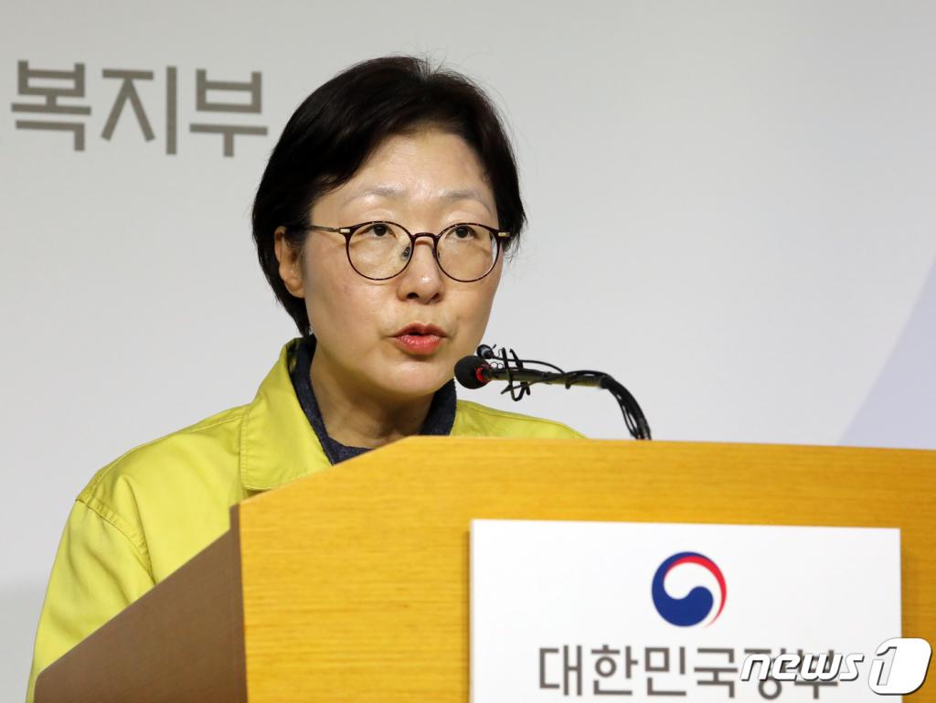 박혜경 질병관리본부 중앙방역대책본부 총괄팀장이 29일 정부세종청사 보건복지부 브리핑실에서 신종 코로나바이러스 감염증 국내 발생현황 브리핑을 하고 있다.   질병관리본부는 29일 오전 9시 기준 조사대상 유증상자 187명 중 확진환자는 4명이며 155명은 진단검사 실시 후 음성으로 격리해제, 28명은 검사 진행 중이라고 설명했다./사진=뉴스1