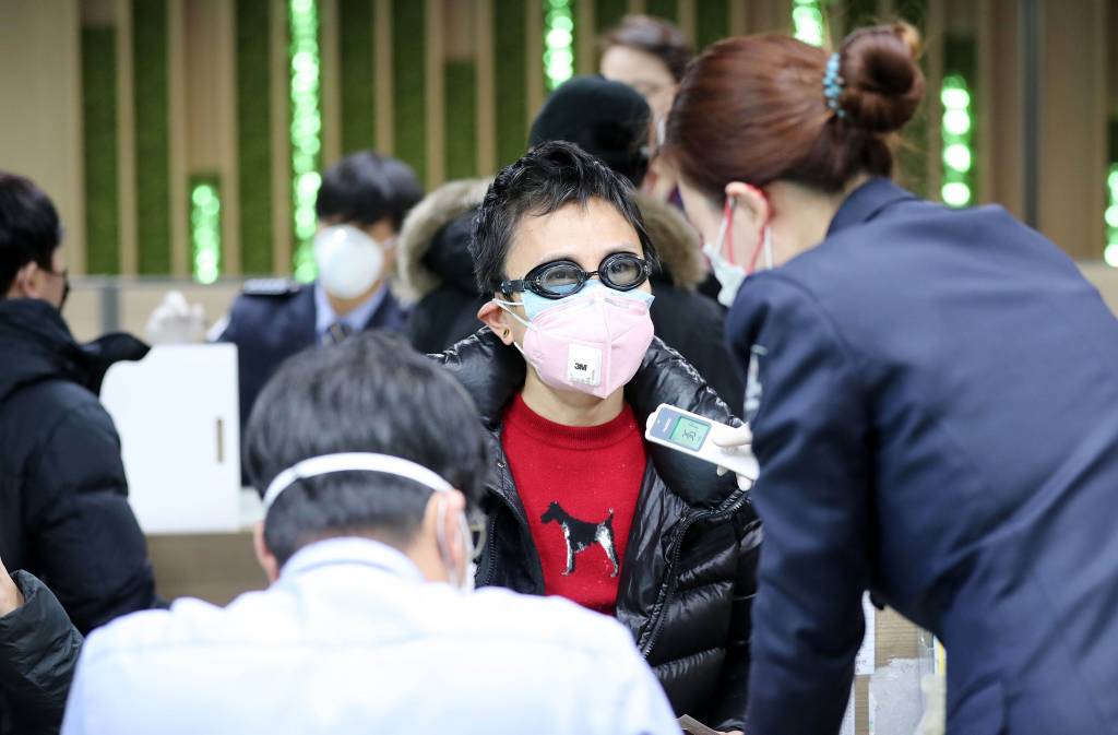 [인천공항=뉴시스] 고범준 기자 = 우한 폐렴(신종 코로나바이러스 감염증)에 대한 불안이 확산되고 있는 29일 인천국제공항 1터미널에서 물안경을 착용한 채 중국 진안에서 입국한 여행자가 전수발열검사를 받고 있다. 2020.1.29.   photo@newsis.com