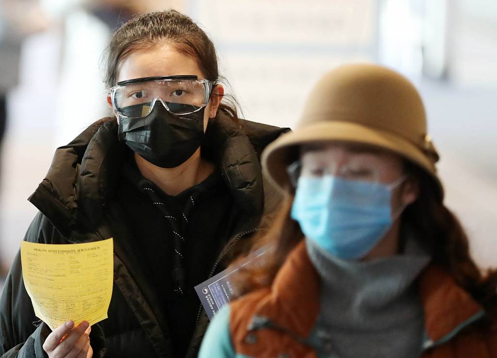 [인천공항=뉴시스] 고범준 기자 = 우한 폐렴(신종 코로나바이러스 감염증)에 대한 불안이 확산되고 있는 29일 인천국제공항 1터미널에서 산업용 보호안경을 착용한 채 중국 진안에서 입국한 관광객이 전수발열검사를 받기 위해 줄을 서 있다. 2020.1.29.   photo@newsis.com