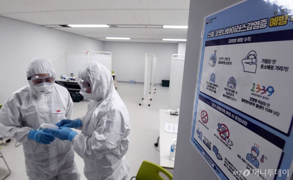 신종 코로나바이러스 감염증 공포가 확산하는 가운데 29일 인천국제공항 제1터미널에 마련된 선별진료소에서 보호복을 입은 군의관과 간호장교가 업무를 보고 있다./사진=이기범 기자