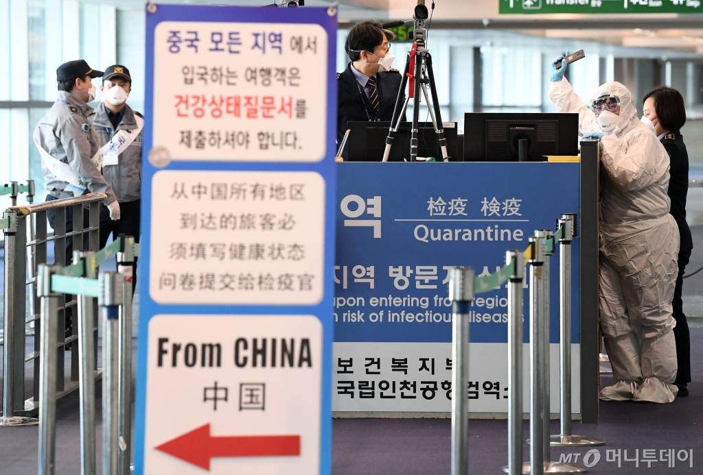 신종 코로나바이러스 감염증인 '우한 폐렴'이 전세계적으로 확산되고 있는 가운데 29일 인천국제공항 내 고정검역대에서 간호장교와 군의관이 검역 관계자들과 이야기를 하고 있다./사진=이기범 기자
