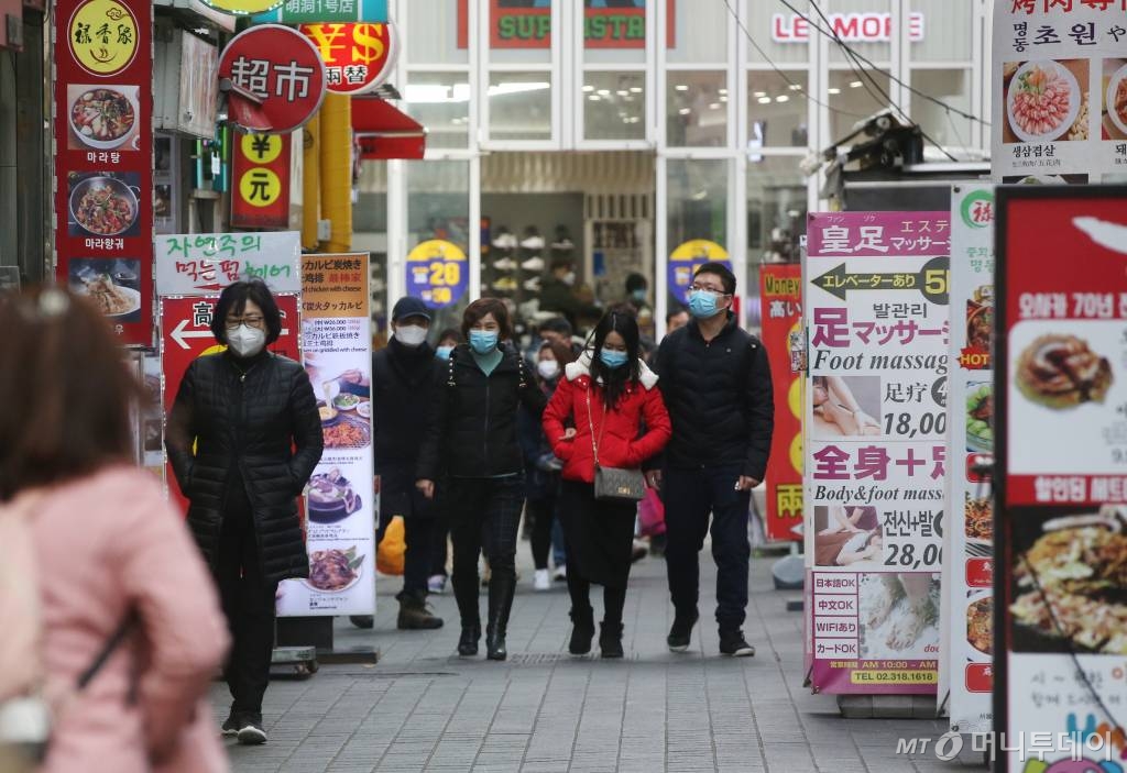 중국에서 시작된 신종 코로나바이러스 공포가 계속되고 있는 29일 오전 서울 중구 명동을 찾은 관광객들이 마스크를 착용하고 있다./사진=강민석 인턴기자