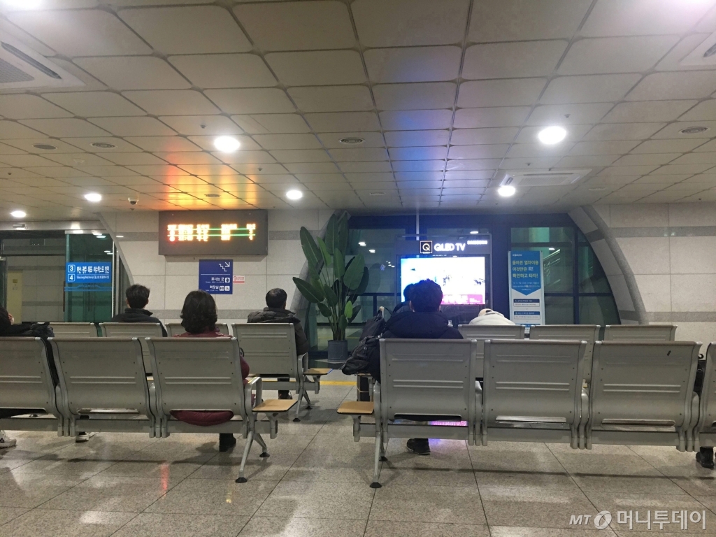 29일 천안아산역에서 열차를 기다리는 승객들이 신종 코로나바이러스 감염증(우한 폐렴) 관련 뉴스를 보고 있다. /사진=김훈남 기자