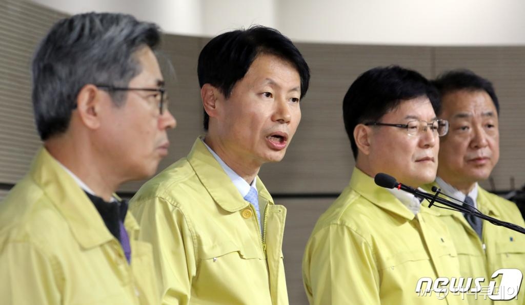 (세종=뉴스1) 장수영 기자 = 김강립 보건복지부 차관이 29일 정부세종청사 보건복지부 브리핑실에서 신종 코로나바이러스 감염증 중앙사고수습본부 관계부처 회의 결과를 발표하고 있다.   정부는 우한 귀국 국민 임시 격리시설을 아산 경찰인재개발원과 진천 국가공무원인재개발원 2곳으로 지정했다고 설명했다. 2020.1.29/뉴스1   <저작권자 © 뉴스1코리아, 무단전재 및 재배포 금지>