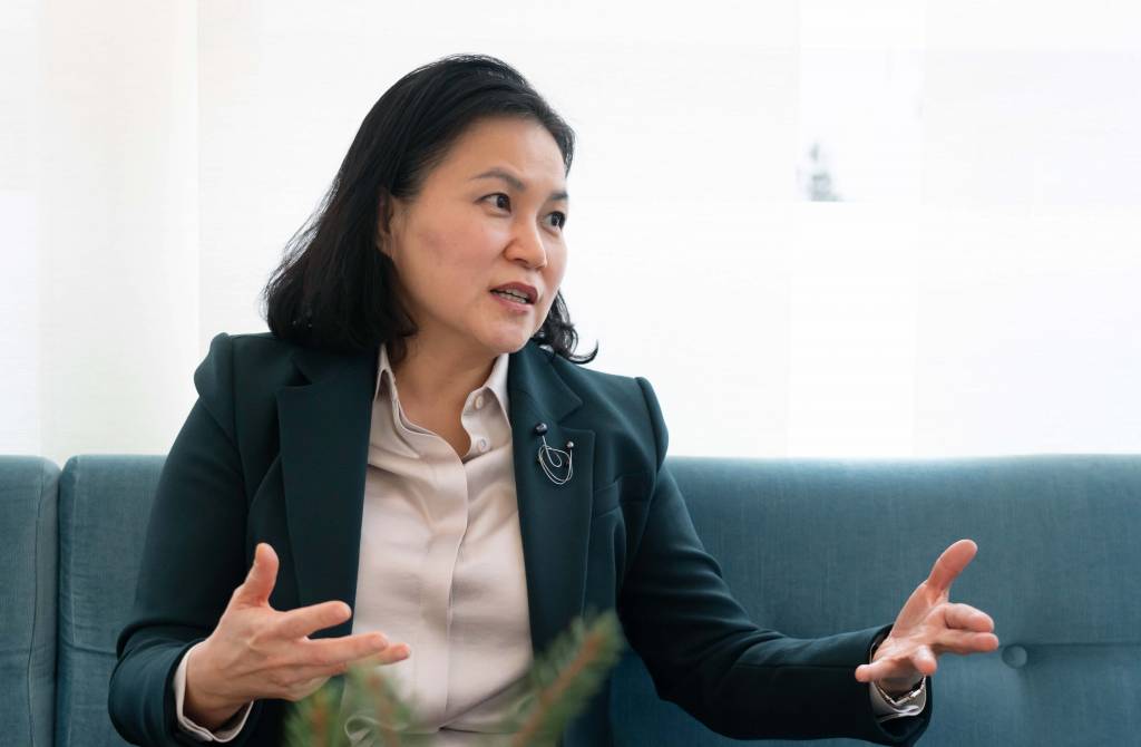 유명희 산업통상자원부 통상교섭본부장이 21일(현지시간) 스위스 다보스에서 AI 슈퍼파워 저자인 리카이푸 시노베이션 벤처스 회장과 면담을 하고 있다. (사진=산업통상자원부 제공) 2020.01.22./사진=뉴시스