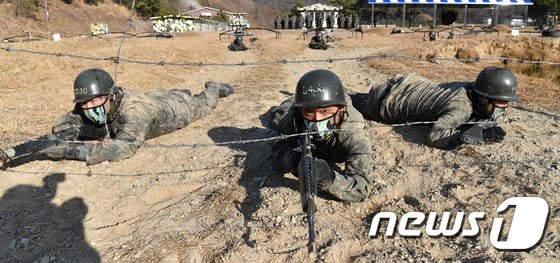 22일 해군교육사 야전교육훈련대에서 훈련을 받고 있는 654기 해군병들이 포복술 훈련을 받고 있다. (해군 교육사령부 제공) 2019.1.22/사진 = 뉴스1