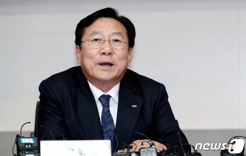 김기문 중소기업중앙회장이 16일 오전 서울 여의도 중소기업중앙회에서 열린 대기업의 불공정 관행 개선과 생생협력 문화조성을 위한 중소기업중앙회-한국노동조합총연맹 간담회에서 인사말을 하고 있다. 2019.12.16/사진=뉴스1