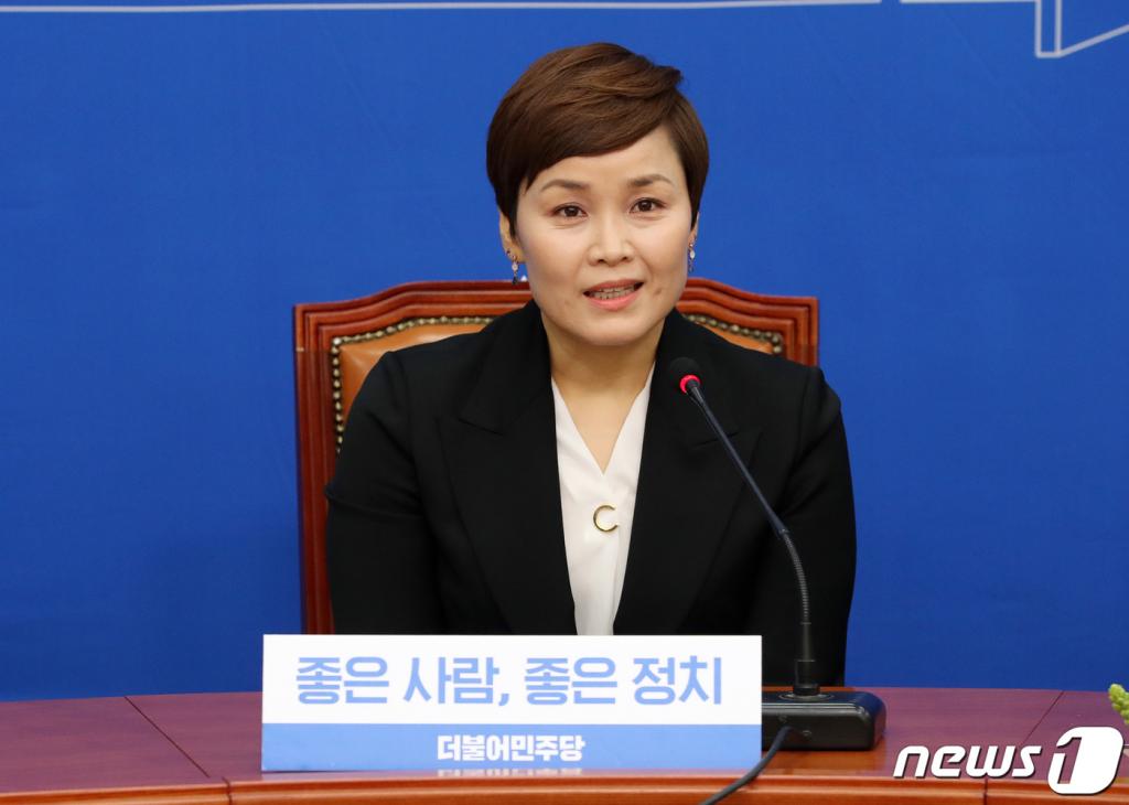 임오경 전 여자핸드볼국가대표가 30일 오전 서울 여의도 국회에서 열린 더불어민주당 인재영입 발표 기자회견에서 인사말을 하고 있다. 2020.1.30/사진=뉴스1