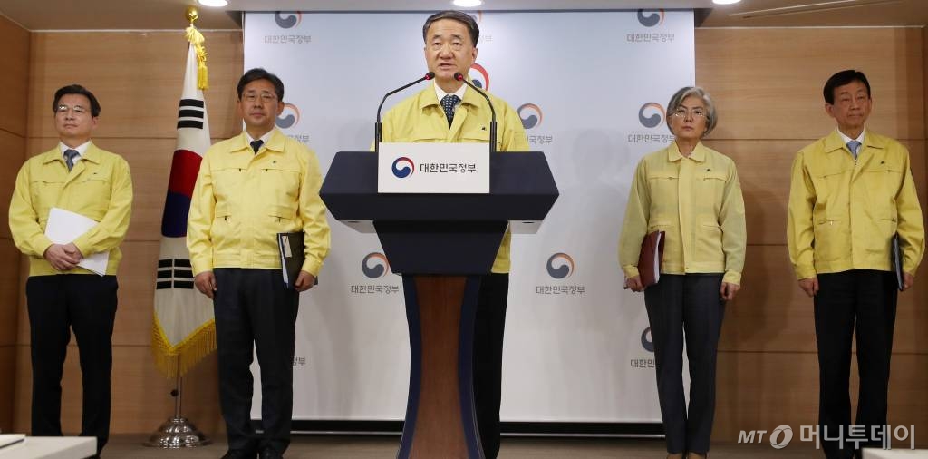 박능후 보건복지부 장관이 30일 오후 종로구 서울정부청사에서 열린 '신종 코로나바이러스'(우한 폐렴) 감염증 대책 관련 관계장관 합동 브리핑에 참석해 발언을 하고 있다. / 사진=김휘선 기자 hwijpg@