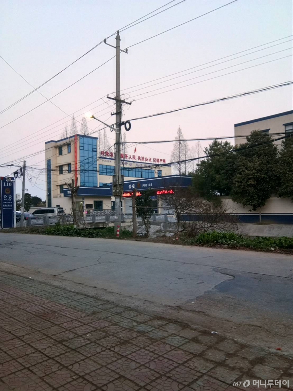 이동 통제로 텅빈 우한시의 한 거리/사진제공=AFP