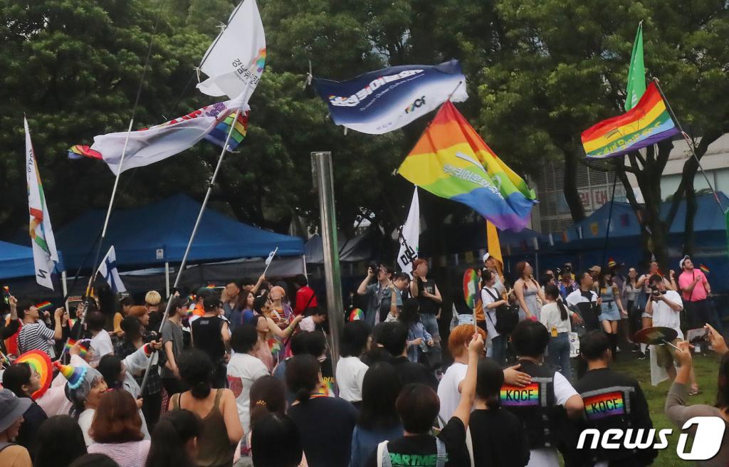 28일 오후 제주시 연동 일대에서 열린 '제3회 제주퀴어축제'에서 참가자들이 거리 행진을 하고 있다./사진=뉴스1