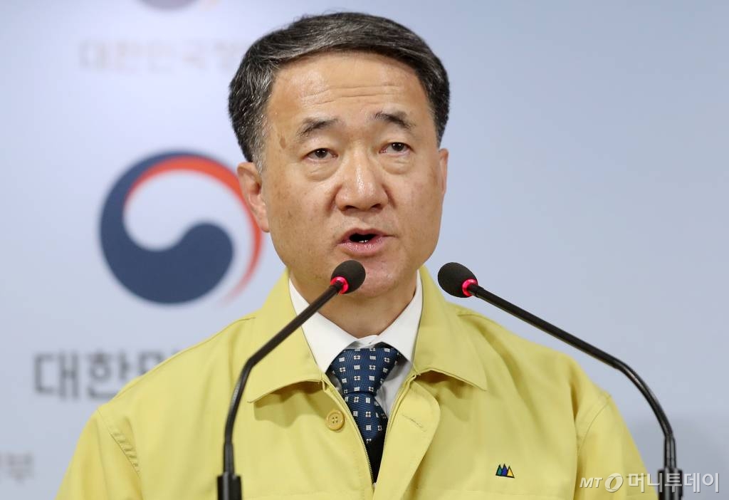 박능후 보건복지부 장관이 30일 오후 종로구 서울정부청사에서 열린 신종 코로나바이러스 감염증 대책 관련 관계장관 합동 브리핑에 참석해 발언을 하고 있다. / 사진=김휘선 기자 hwijpg@