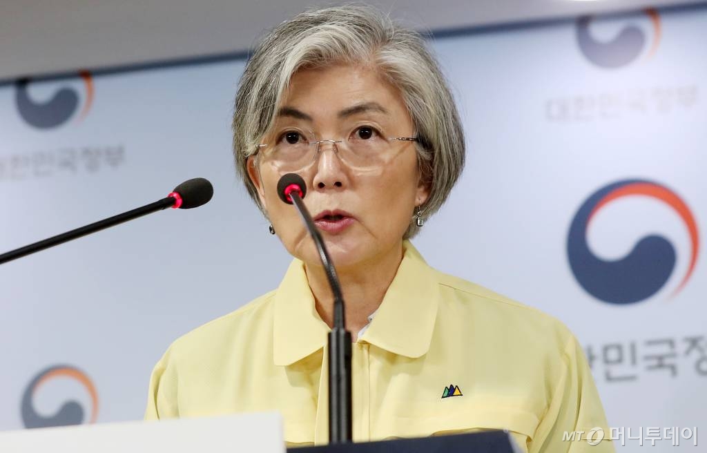 강경화 외교부 장관이 30일 오후 종로구 서울정부청사에서 열린 신종 코로나바이러스 감염증 대책 관련 관계장관 합동 브리핑에 참석해 취재진의 질문에 답하고 있다. / 사진=김휘선 기자 hwijpg@