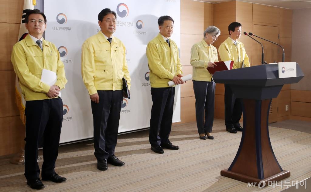 30일 오후 종로구 서울정부청사에서 열린 신종 코로나바이러스 감염증 대책 관련 관계장관 합동 브리핑에 참석한 김용범 기획재정부 제1차관(왼쪽부터), 박양우 문화체육관광부 장관, 박능후 보건복지부 장관, 강경화 외교부 장관, 진영 행정안전부 장관이 브리핑 준비를 하고 있다. / 사진=김휘선 기자 hwijpg@