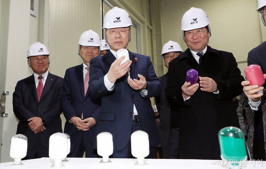 홍남기 경제부총리 겸 기획재정부 장관이 22일 오전 인천 서구 경인양행에서 열린 제3차 소재·부품·장비 기업 현장 시찰에서 소재를 살펴보고 있다. 2020.01.22. /사진=뉴시스