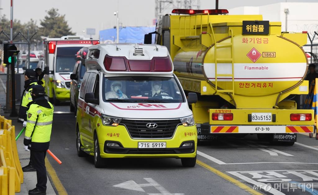 중국 우한 거주 한국 교민 수송에 투입된 전세기가 도착한 31일 서울 강서구 김포국제공항에서 구급차에 탑승한 교민들이 격리시설로 이동하고 있다. / 사진=이기범 기자 leekb@