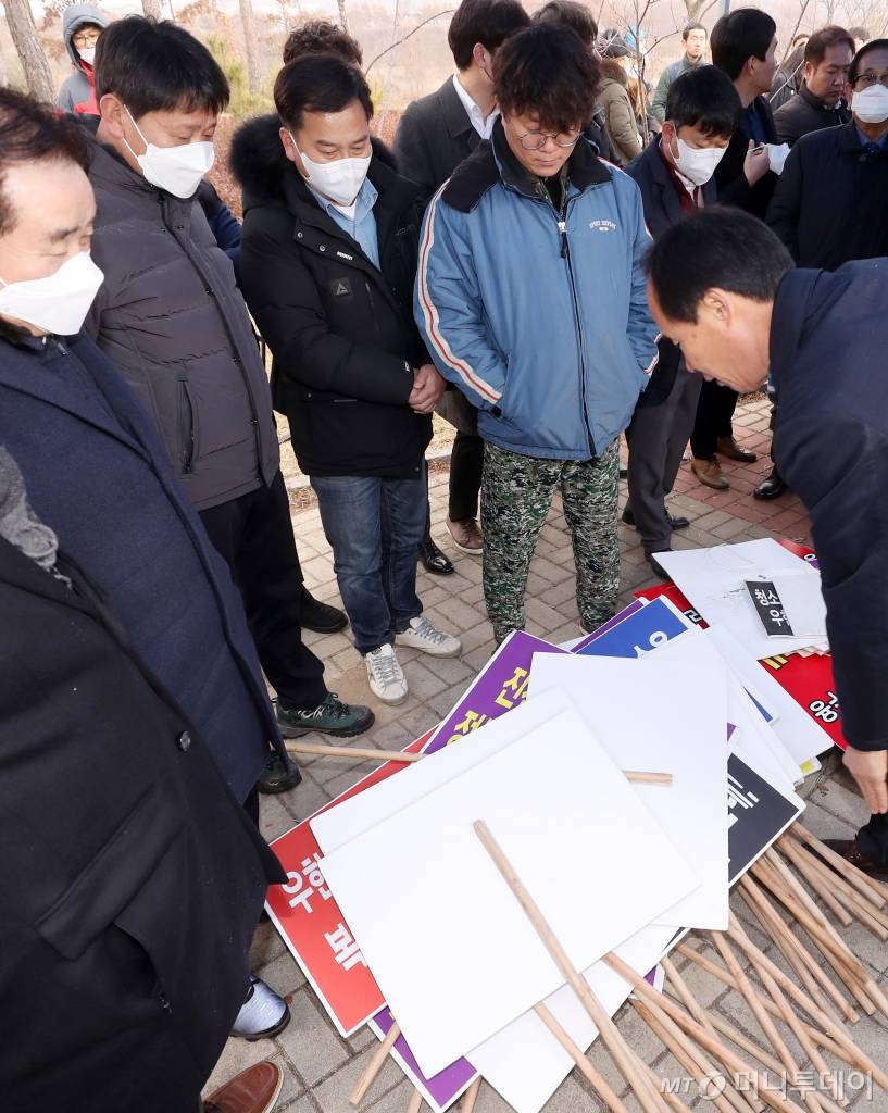 '신종 코로나 바이러스' 감염증 발원지인 중국 후베이성 우한과 인근지역 한국 교민들을 태운 버스가 31일 오후 격리 시설인 충북 진천군 국가공무원인재개발원으로 도착한 가운데 진천 주민들이 우한교민 수용 반대 피켓을 정리하고 있다. / 사진=진천(충북)=김휘선 기자 hwijpg@