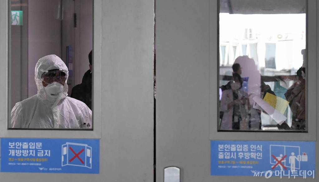 신종 코로나바이러스 감염증 공포가 확산하는 가운데 29일 인천국제공항 제1터미널에 마련된 선별진료소에서 보호복을 입은 군의관과 간호장교가 업무를 보고 있다. / 사진=이기범 기자 leekb@