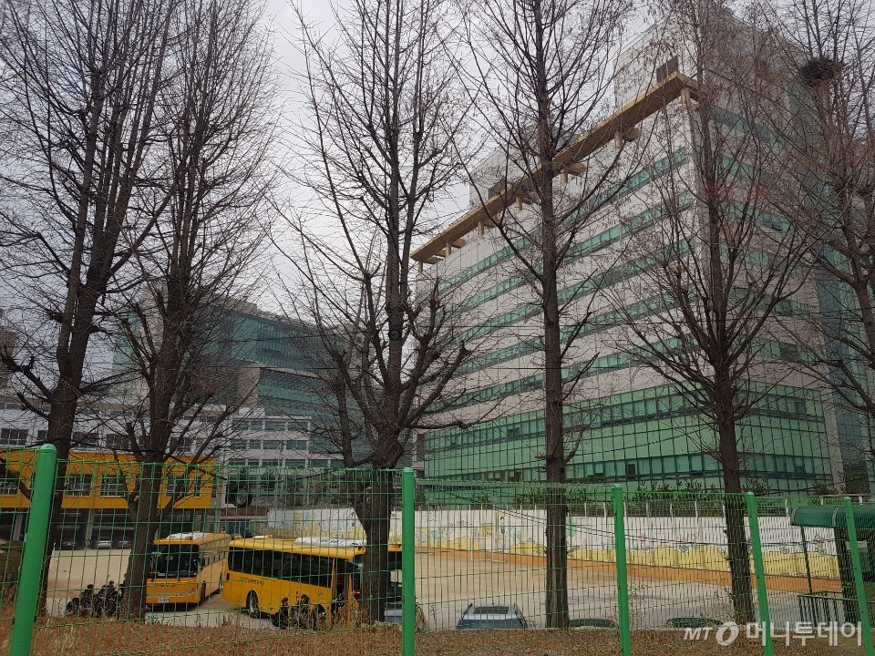 중앙대병원 별관(오른쪽)과 인근 초등학교. /사진=정한결 기자.