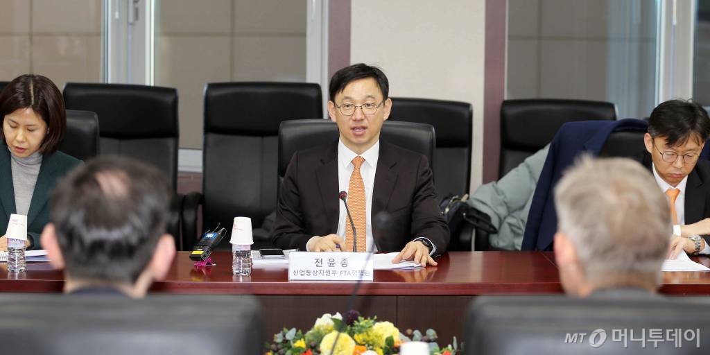 [서울=뉴시스]전윤종 산업통상자원부 FTA정책관이 21일 서울 종로구 무역보험공사 대회의실에서 열린 '브렉시트 대비 통상부처 및 관계기관 점검회의'에 참석해 인사말을 하고 있다. (사진=산업통상자원부 제공) 2020.01.21.   photo@newsis.com