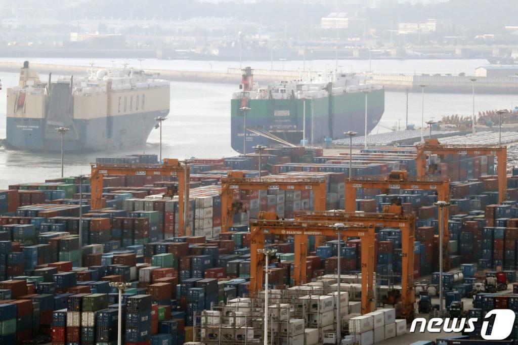 경기도 평택시 포승읍 평택항 수출 야적장에 컨테이너가 쌓여있는 모습. (뉴스1 DB)2019.11.1/사진=뉴스1