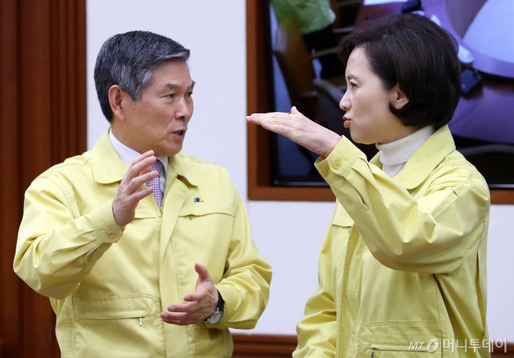 정경두(왼쪽) 국방부 장관과 유은혜 사회부 총리 겸 교육부 장관이 지난 30일 서울 종로구 정부서울청사에서 열린 신종 코로나바이러스 감염증 대응 종합 점검회의에 참석해 대화하고 있다./사진=뉴시스