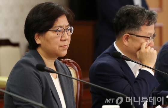 정은경 질병관리본부장이 9일 오후 서울 세종로 정부청사에서 열린 ‘메르스(중동호흡기증후군) 관련 긴급 관계장관회의’에 참석해 이낙연 총리의 모두발언을 듣고 있다. / 사진=김휘선 기자 tndejrrh123@
