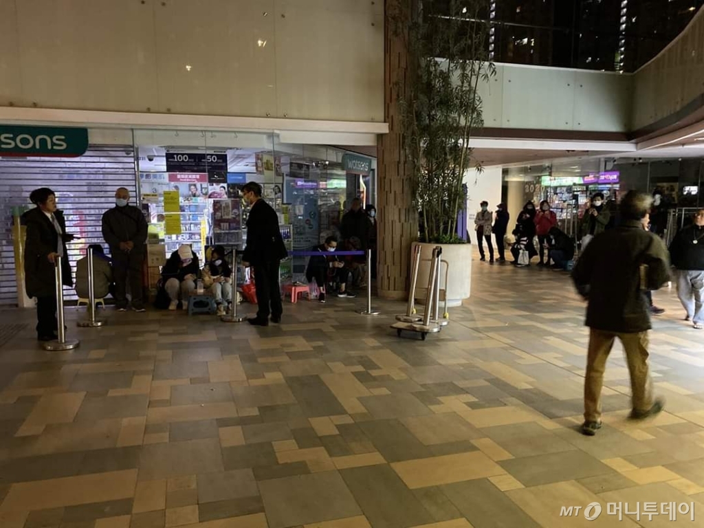 새벽 4시부터 마스크를 사기 위해 왓슨스 앞에서 줄 서 있는 홍콩 시민들