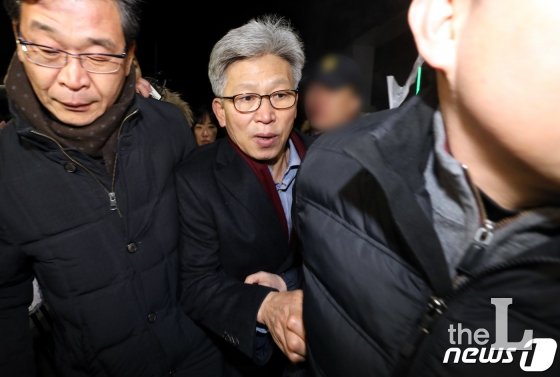 (의왕=뉴스1) 박정호 기자 = 김기현 전 울산시장 측근 비위 의혹을 청와대에 처음 제보한 인물로 지목되는 송병기 울산시 경제부시장이 구속영장이 기각된 1일 새벽 경기도 의왕시 서울구치소에서 나와 태극기 부대의 항의를 받으며 대기하던 차량으로 향하고 있다.   송 부시장은 지난해 6·13지방선거를 앞두고 청와대 인사들과 함께 선거전략·공약을 논의하며 송철호 울산시장 당선을 위해 공무원으로서 불법 선거 개입을 한 혐의(공직선거법 위반)를 받아왔다. 2020.1.1/뉴스1   <저작권자 © 뉴스1코리아, 무단전재 및 재배포 금지>