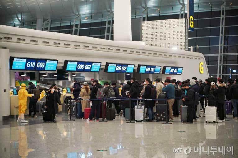 31일 새벽 중국 우한공항에서 교민들이 질서정연하게 자신의 차례를 지키고 있다  /사진제공=@joelxbetter(인스타그램)
