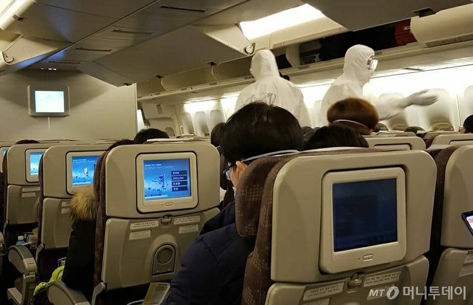 31일 새벽 중국 우한공항에서 떠난 전세기 내부의 모습. 대한항공 승무원은 전신 방역복과 마스크, 고글을 착용했다. /사진=독자제공