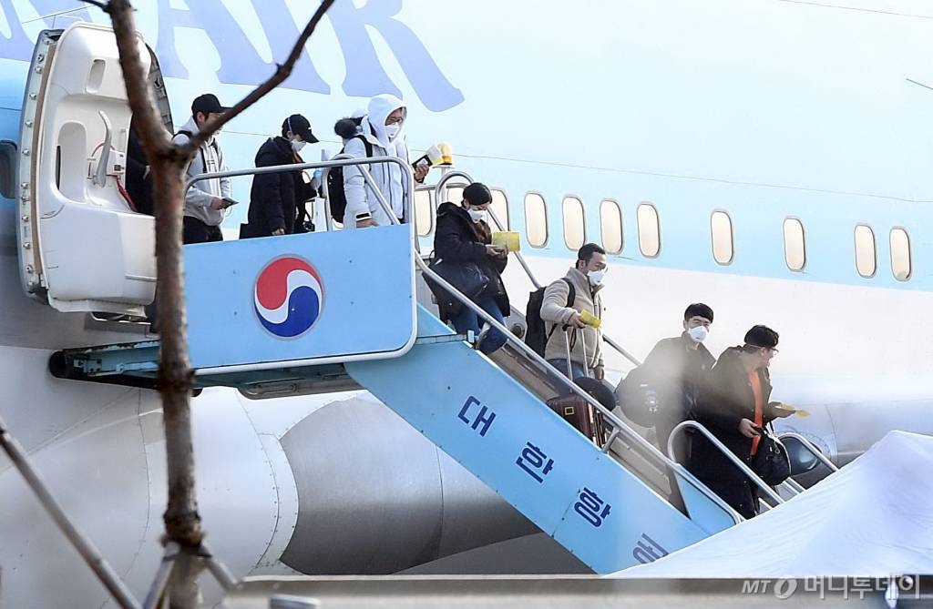  중국 우한 거주 한국 교민 수송에 투입된 전세기가 도착한 31일 서울 강서구 김포국제공항에서 교민들이 활주로에 내리고 있다. / 사진=이기범 기자 leekb@