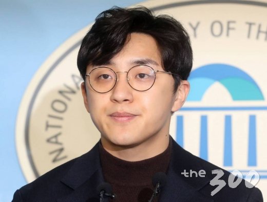 미투 논란 의혹이 제기된 더불어민주당 영입인재 2호 원종건 씨가 28일 오전 서울 여의도 국회 정론관에서 영입인재 자격을 자진 반납하겠다는 기자회견을 하고 있다./사진=홍봉진 기자