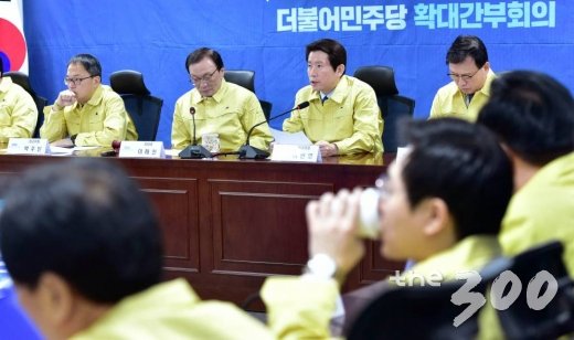 더불어민주당 이인영 원내대표가 31일 오전 서울 여의도 국회 의원회관에서 열린 확대간부회의에서 발언하고 있다./사진=홍봉진 기자